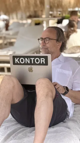 Joakim med sin KONTOR-märkta dator